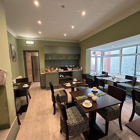Hamilton Court Hotel Hoole Chester Extérieur photo