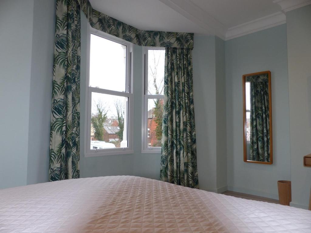 Hamilton Court Hotel Hoole Chester Extérieur photo
